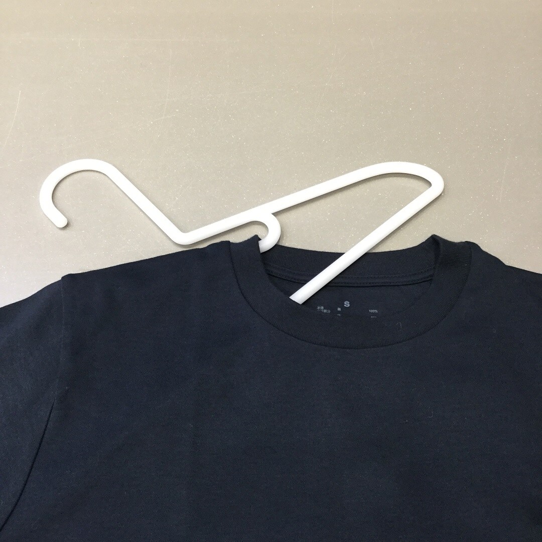 ポリプロピレンハンガーとTシャツの写真
