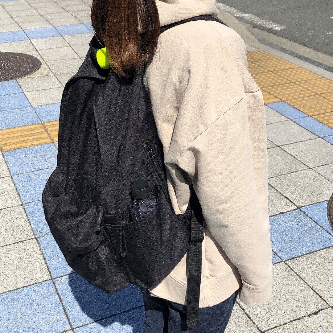 肩の負担を軽くする撥水リュックサックを背負っている写真