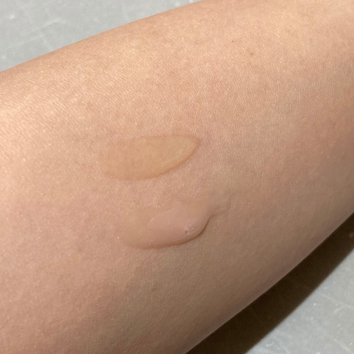 リップエッセンスを手に広げた時のようす