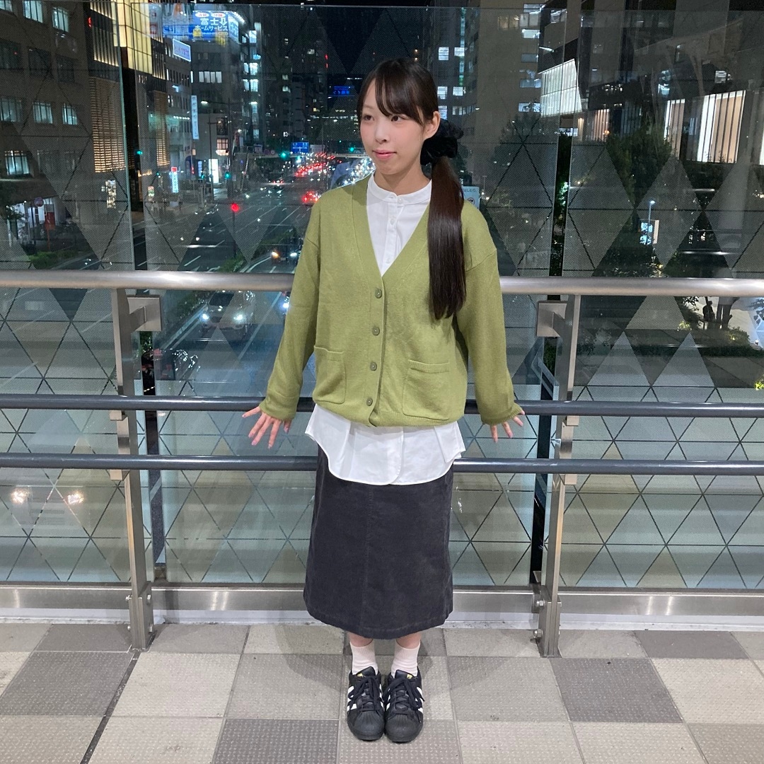 セーターを着た女性