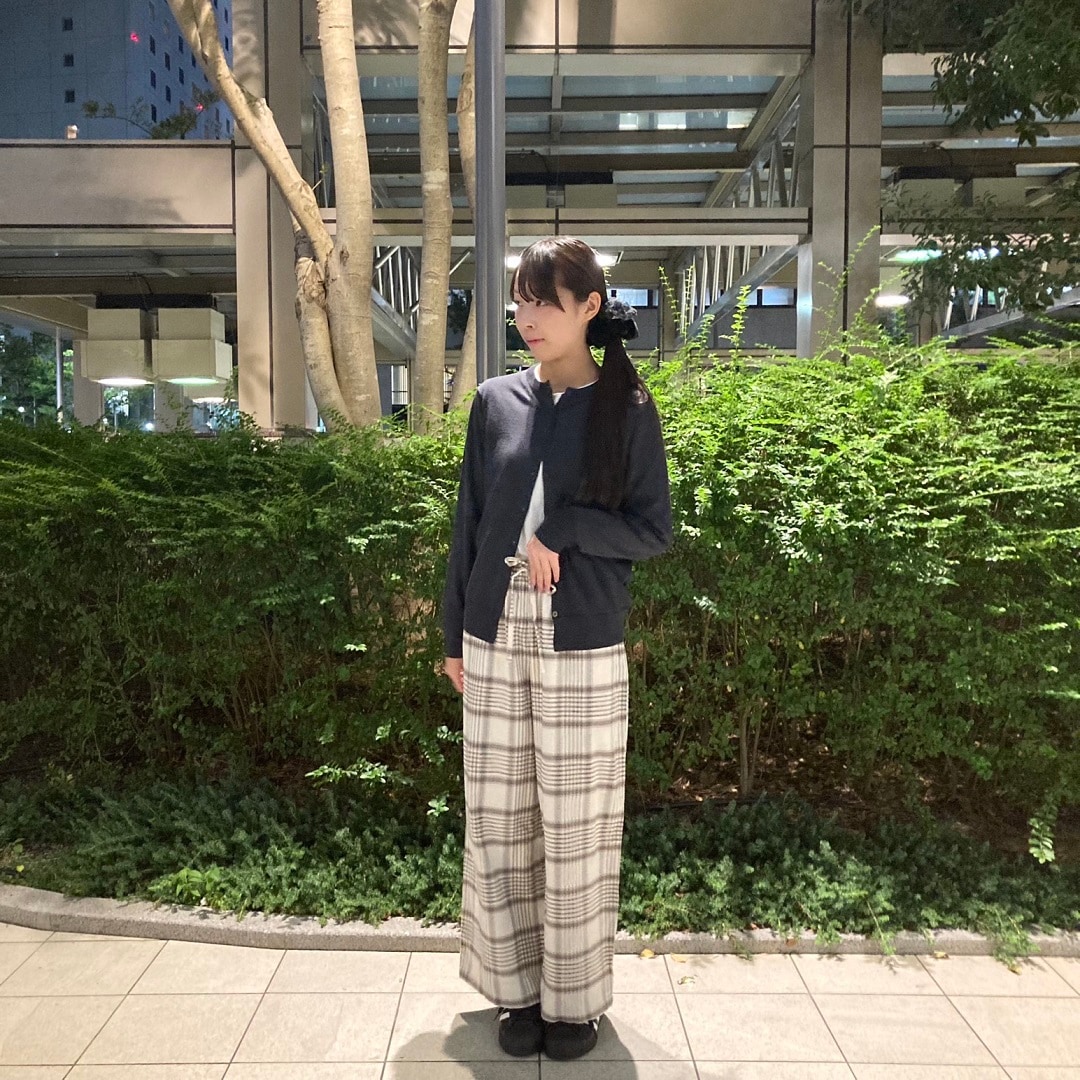 チェックパンツをはいた女性