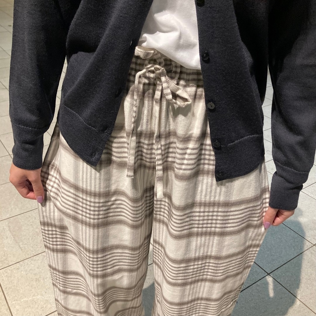 チェックパンツをはいた女性