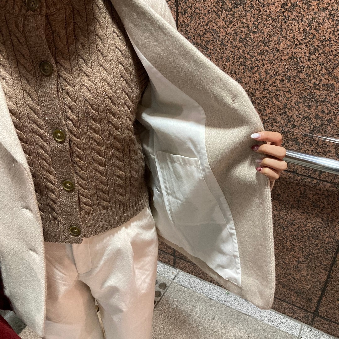 ジャケットを着た女性の写真