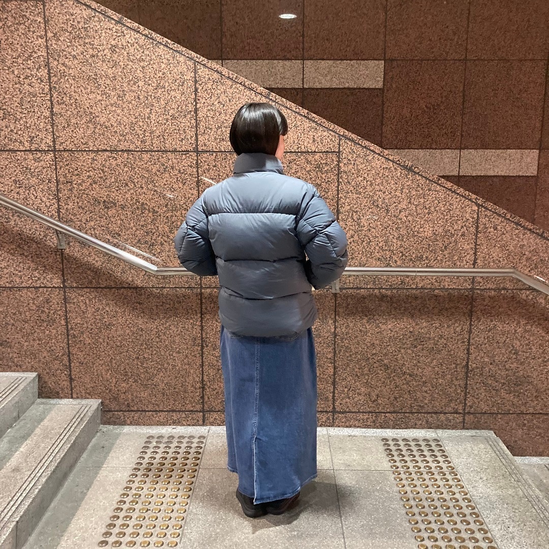 ダウンを着た女性の写真