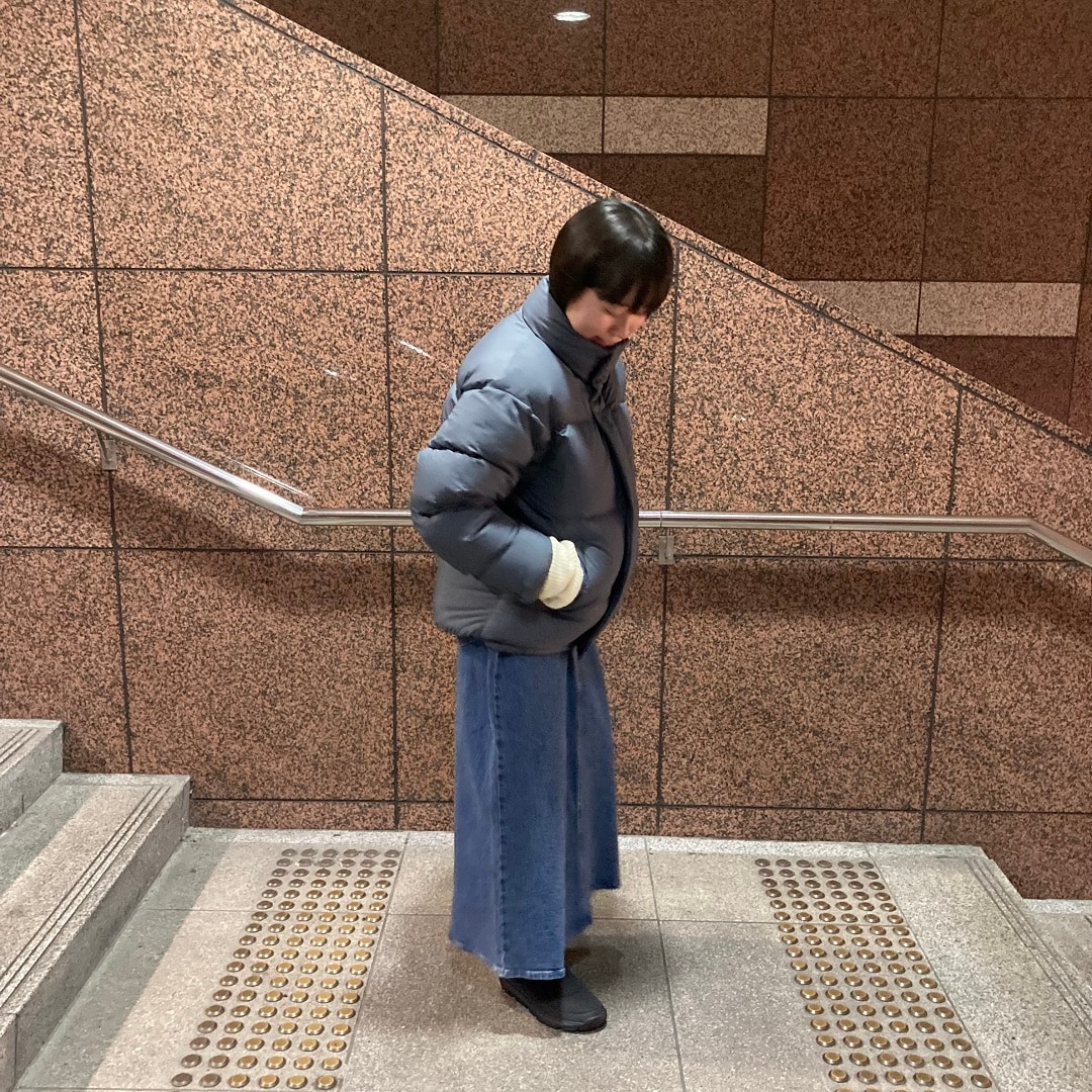 ダウンを着た女性の写真