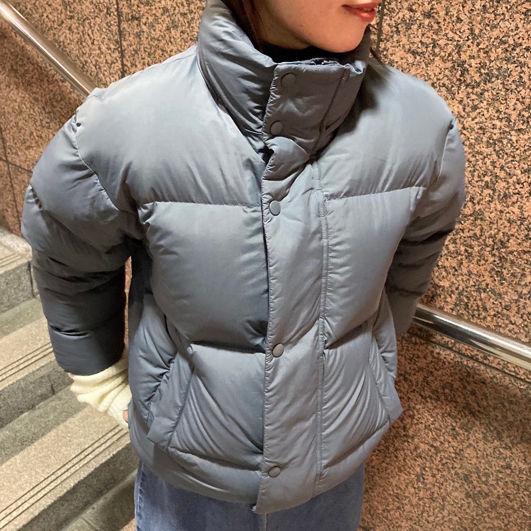 ダウンを着た女性の写真