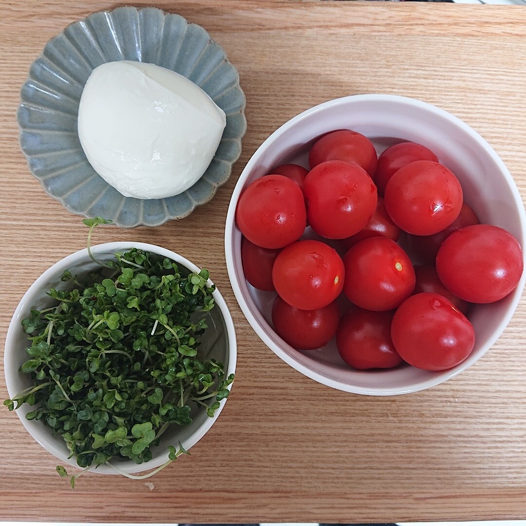 【プライムツリー赤池】トマトとスプラウトのカプレーゼ