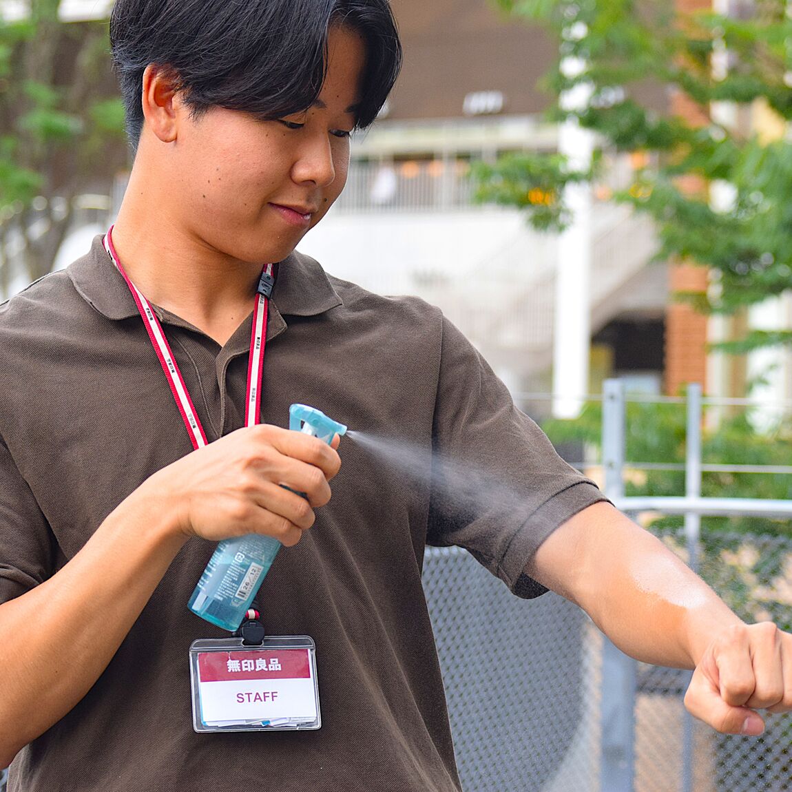 クールスプレーをかけてる人