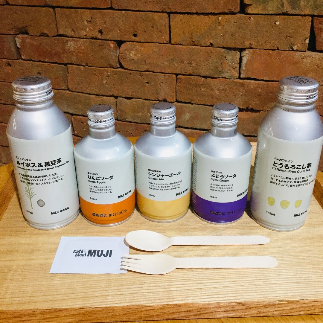 アルミ缶飲料、木のスプーン
