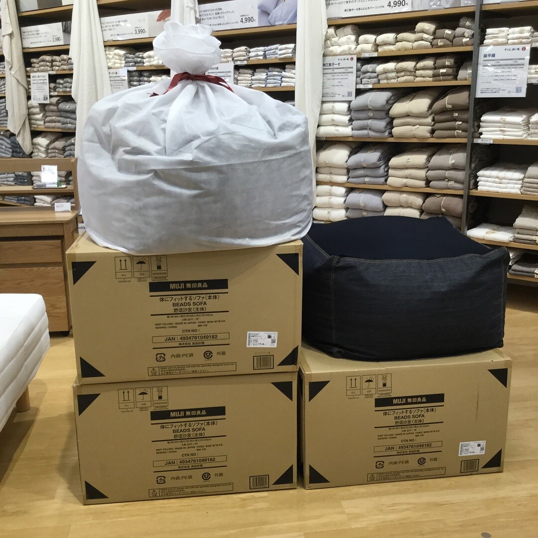 体にフィットするソファラッピング