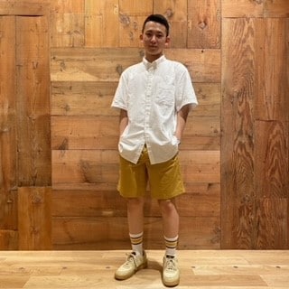 男性が黄色のショートパンツを履いている様子です。