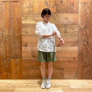 女性がカーキのショートパンツを履いている様子です。