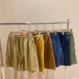 婦人のショートパンツが掛けられています。