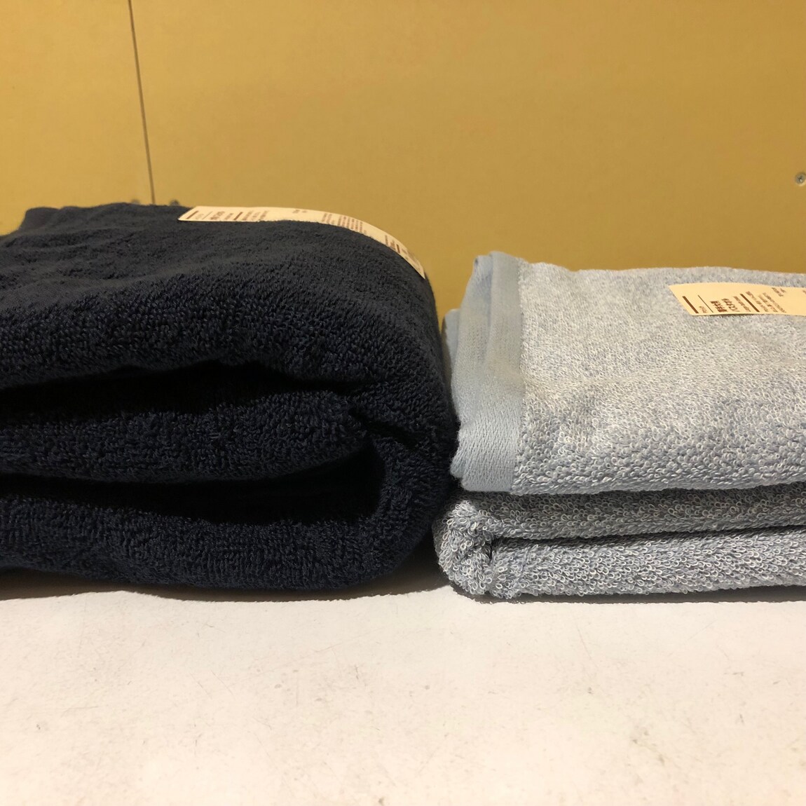 普通のバスタオルとの厚み比較の写真