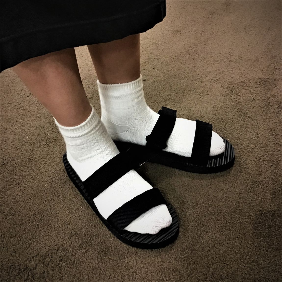 靴下をはいてサンダルを着用している画像