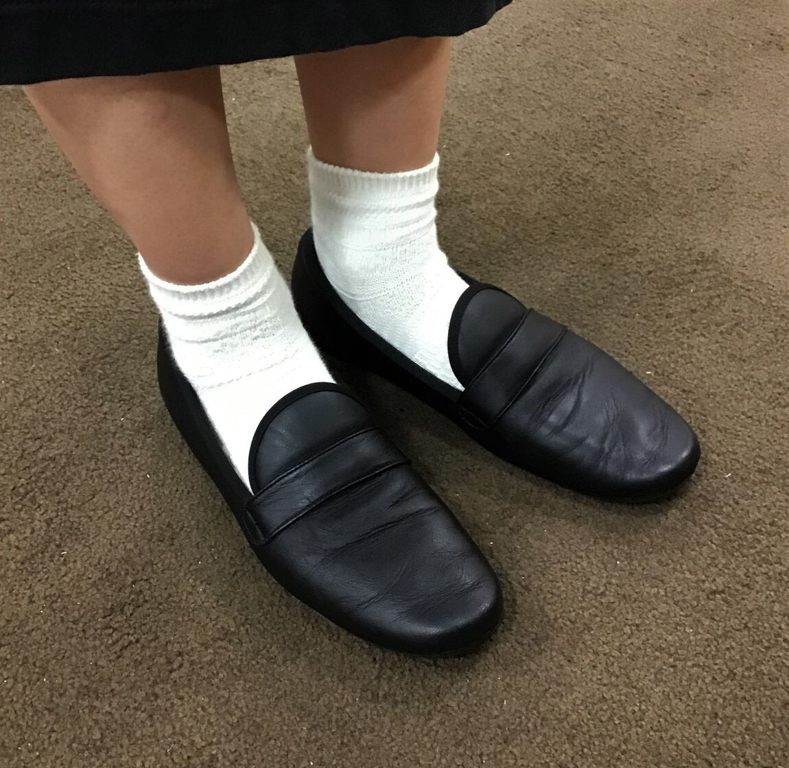 靴下をはいてオペラシューズを着用している画像