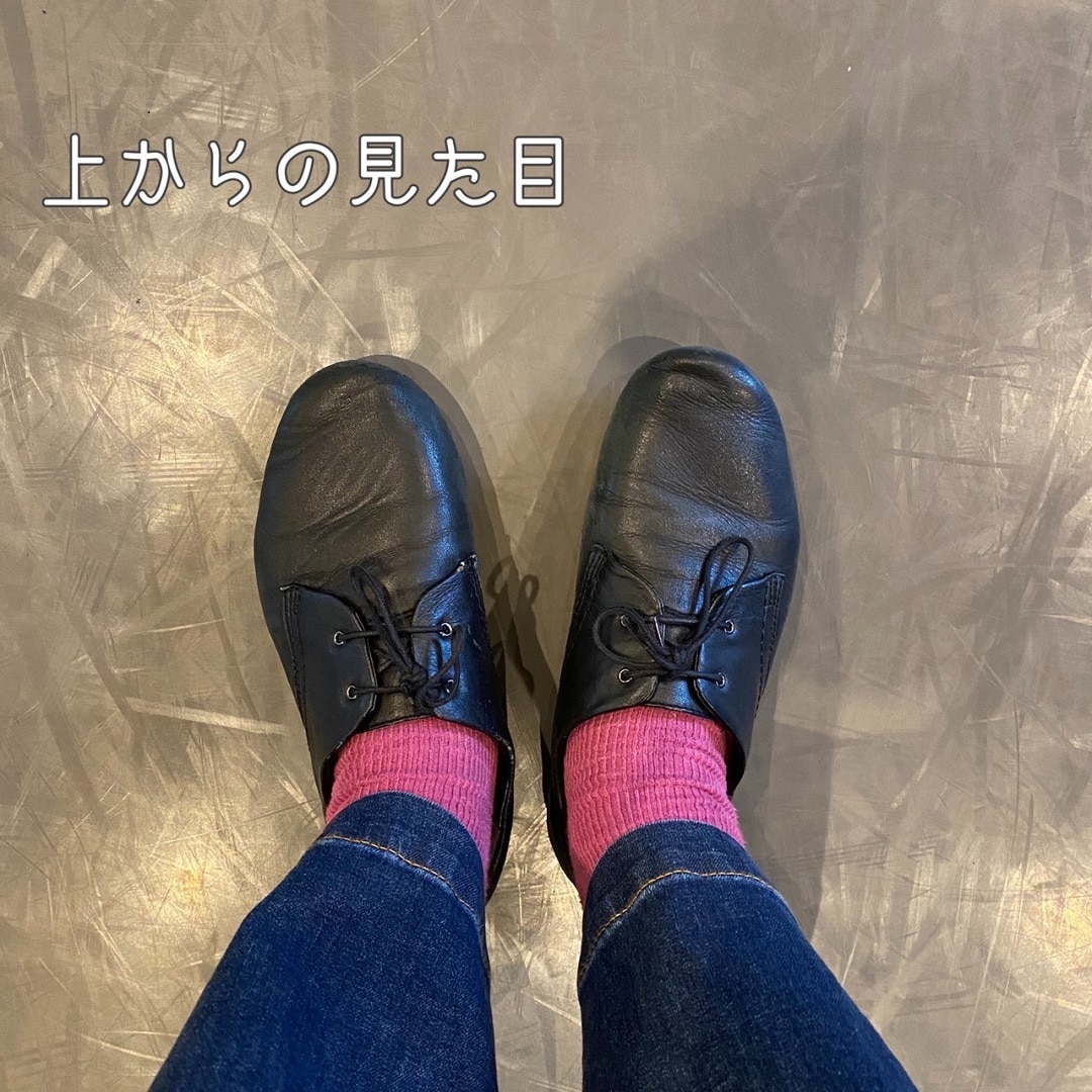 レースアップシューズ黒足元