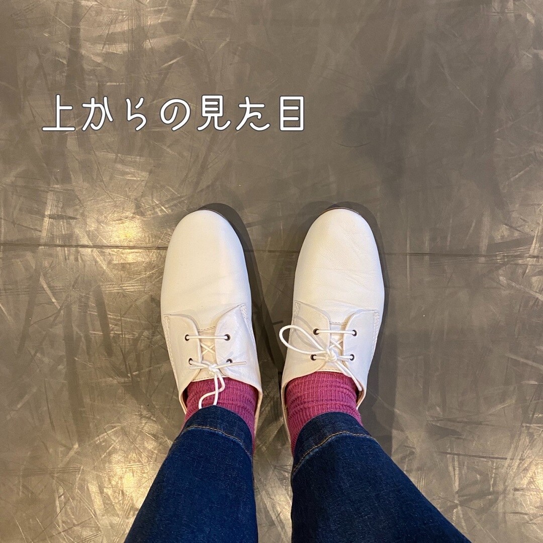 白レースアップシューズ足元