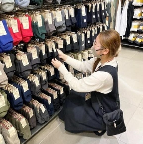 売場のメンテナンス・品出し風景