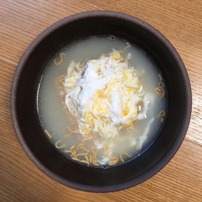 【ゆめタウン福山】　準備したスープをミニラーメンに注いだ写真