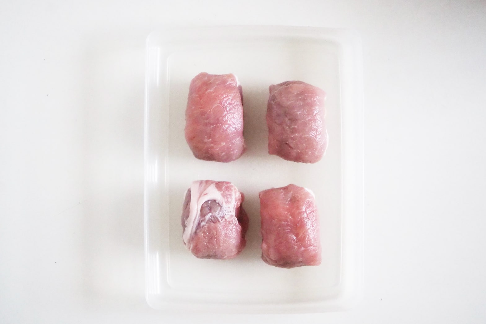 【東京有明】ご飯をお肉で包んで形を整えた写真