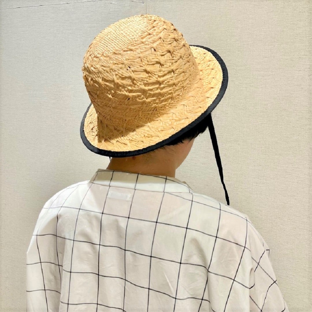 帽子後ろ姿
