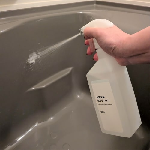 お風呂泡クリーナーを浴槽にかけている画像
