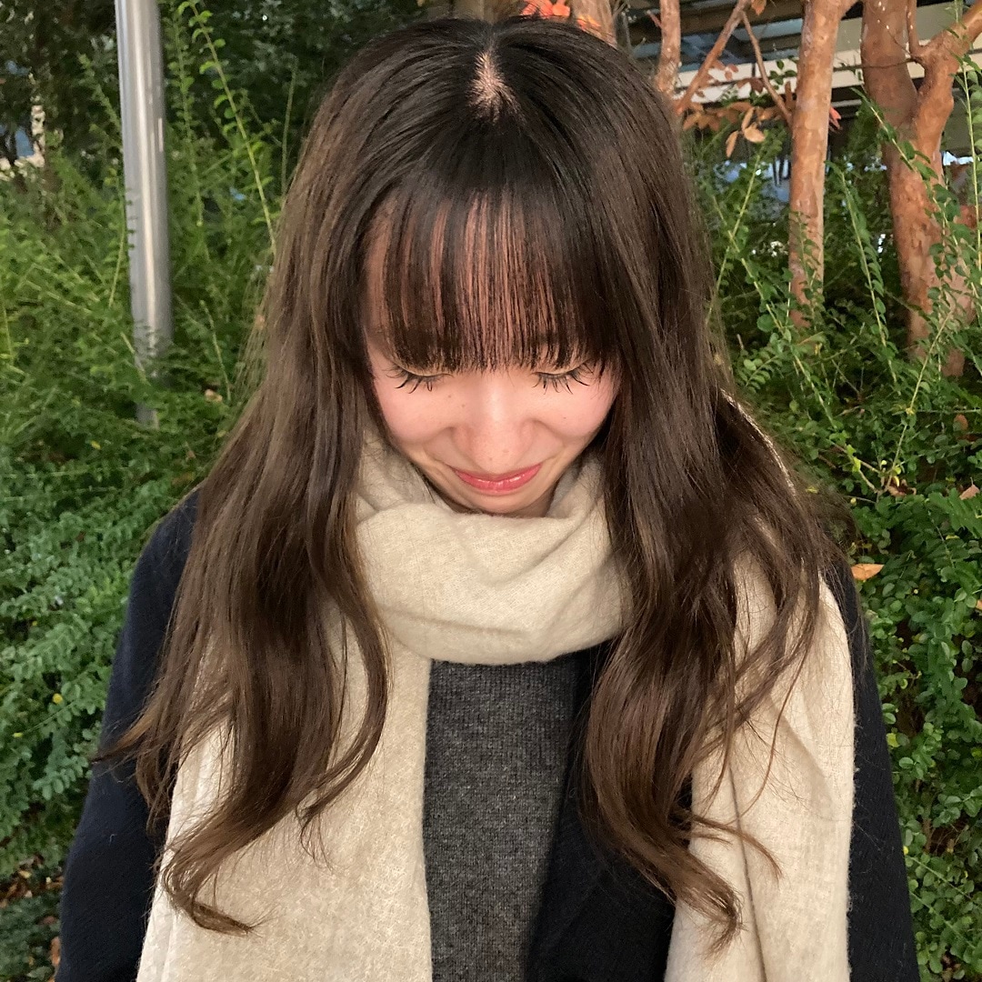 マフラーを付けた女性の写真