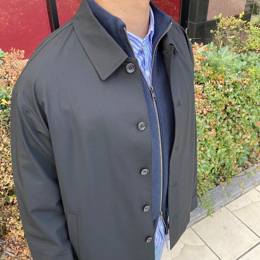 黒いブルゾンを着た男性のアップの写真