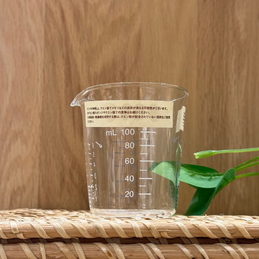 耐熱ガラスメジャーカップ　こちらはメモリ部分が2色仕様です