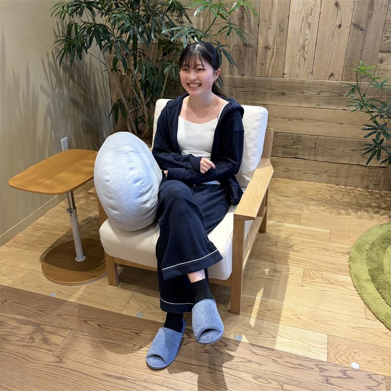 椅子に座っている女性