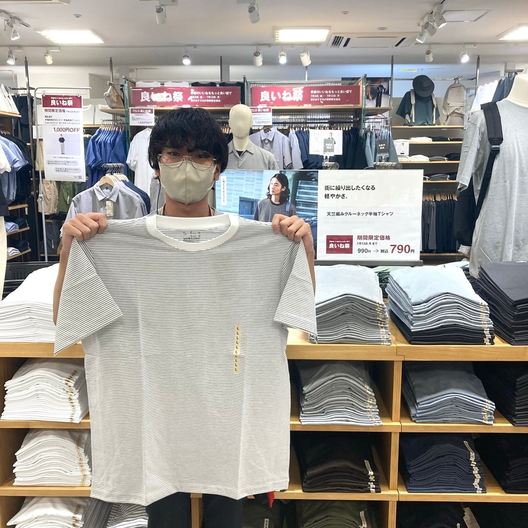 スタッフが天竺編みTシャツを持っている写真