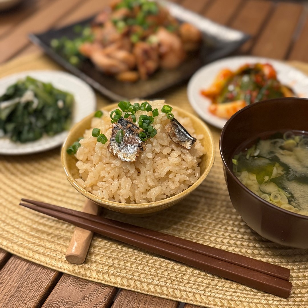秋刀魚と生姜の炊き込みご飯に食卓