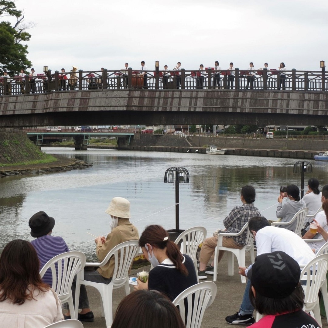 山居橋の上で生演奏