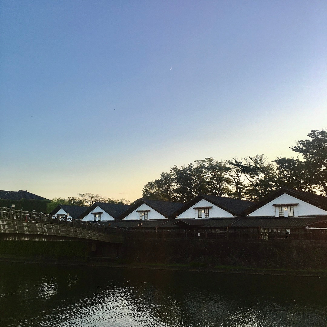 対岸から見た山居倉庫