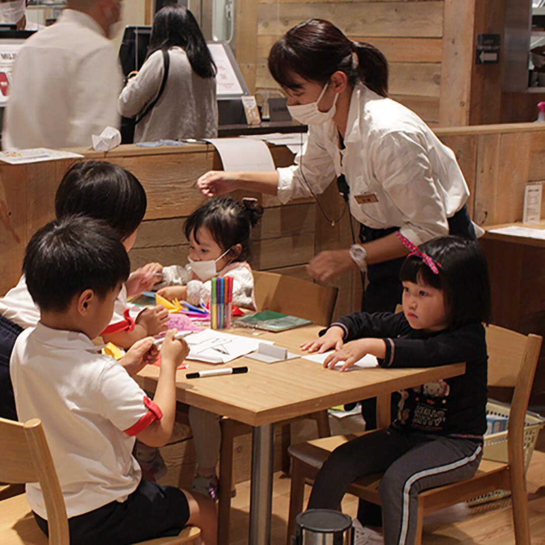 【東京有明】スタッフとこどもたちの写真