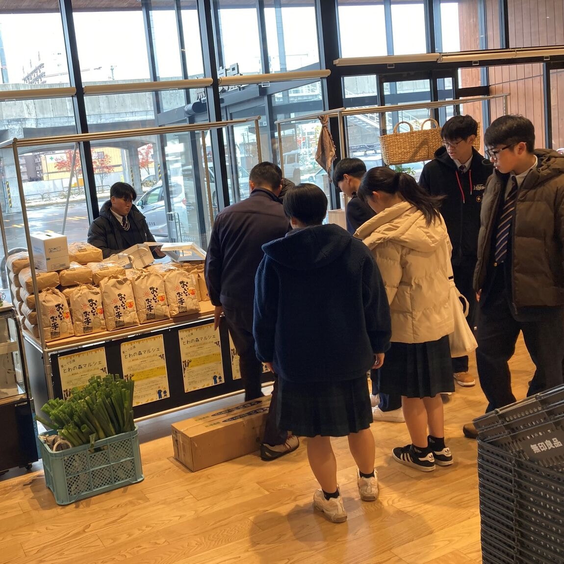 マルシェ準備中の高校生たち