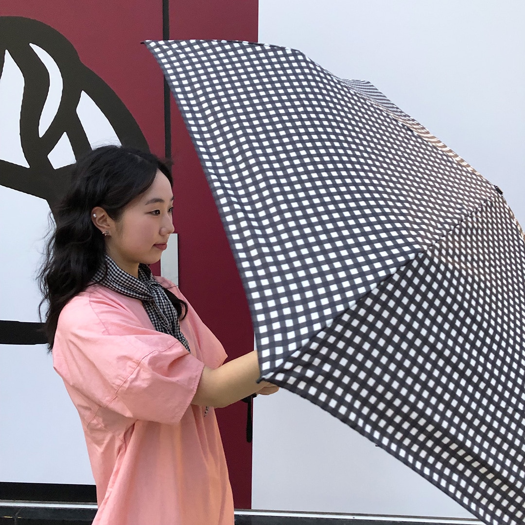 傘をさした女性