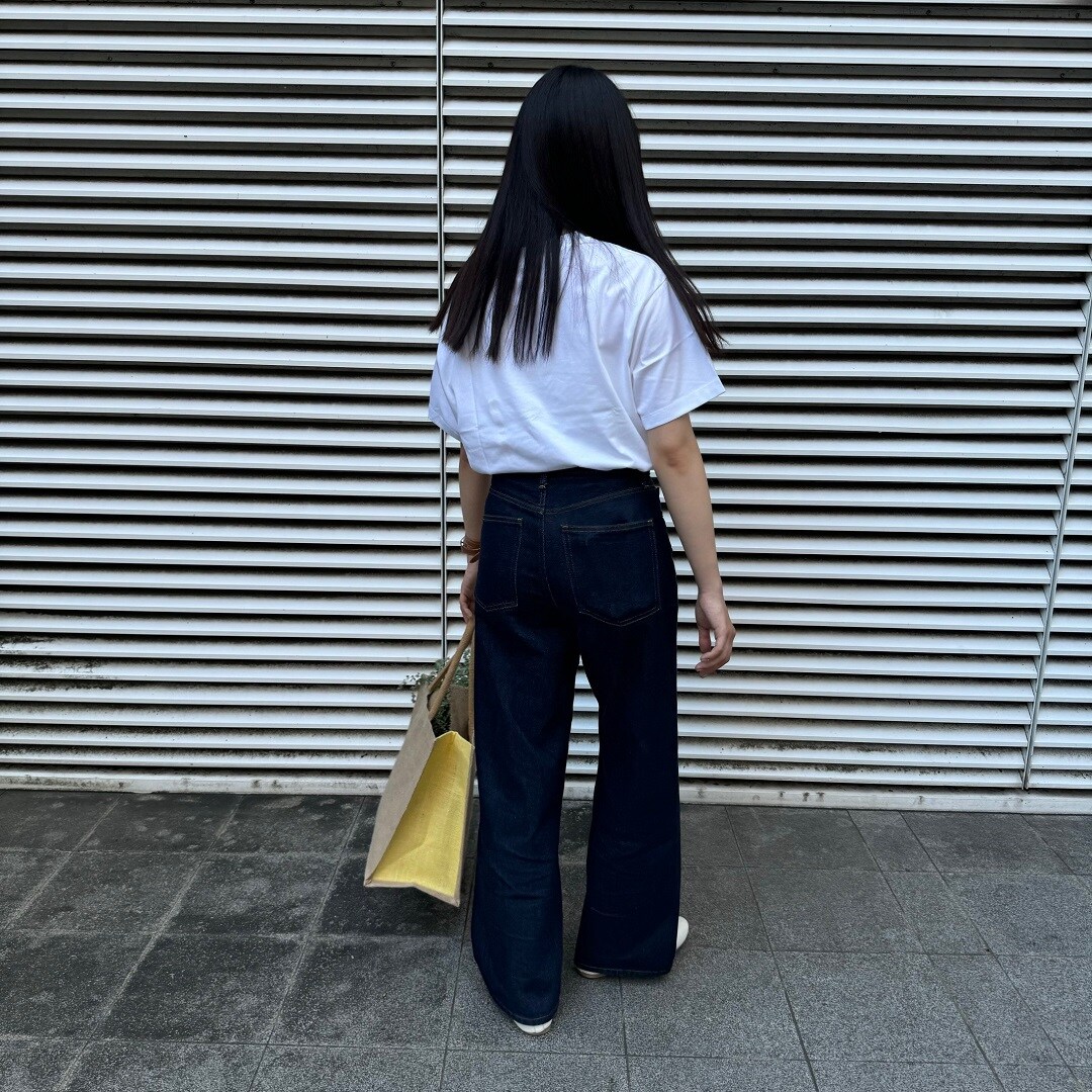 後ろ向きの画像