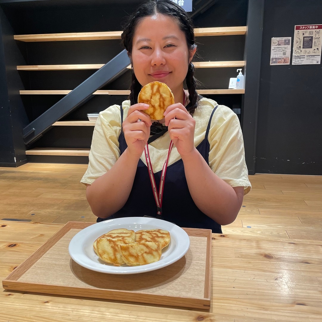 きなこもち入りトラ焼きを食べてる様子