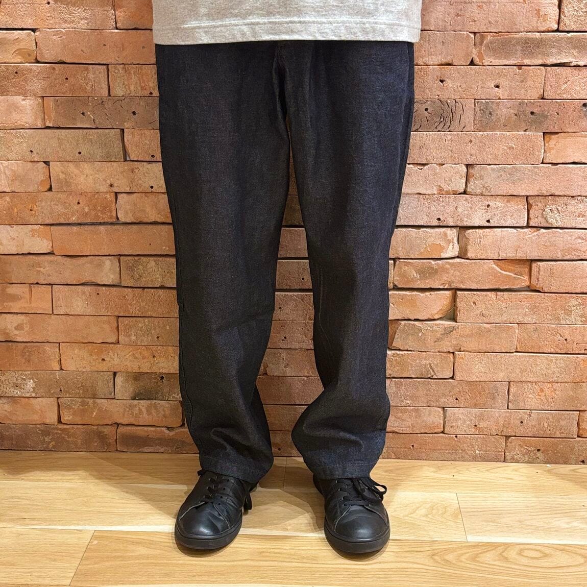 洗いざらしデニムイージーパンツの写真