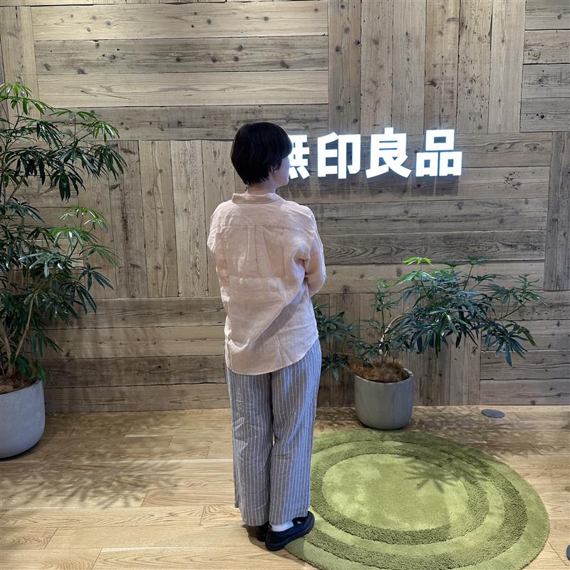 リネンコーデの後ろ姿