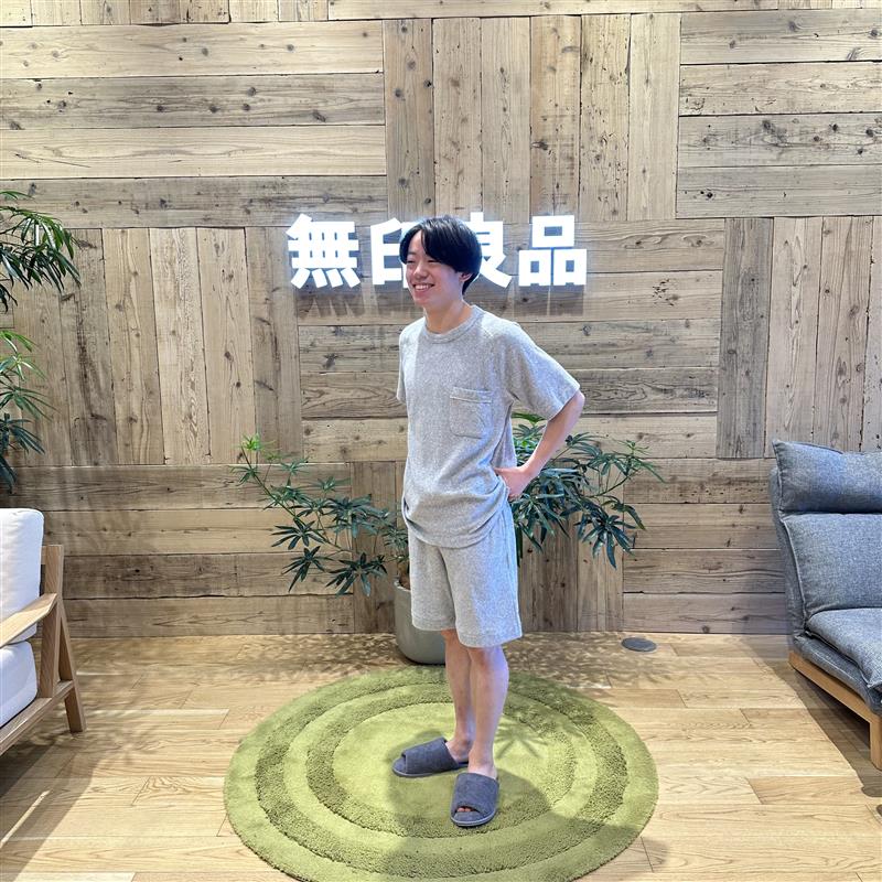 両面パイルパジャマを着た男性