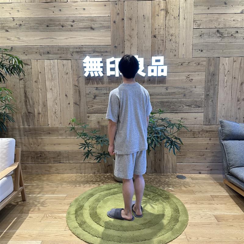 パジャマを着た男性の後ろ姿