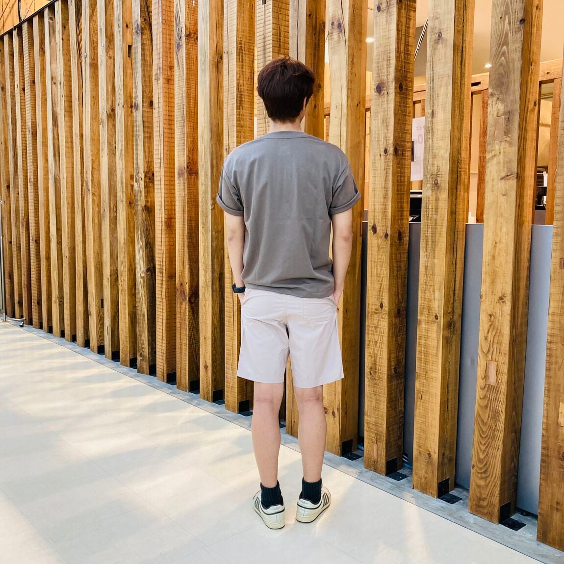 ショートパンツを着用したスタッフの後姿