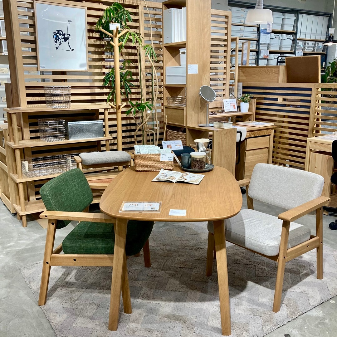 高さが変えられる木製テーブルの展示風景