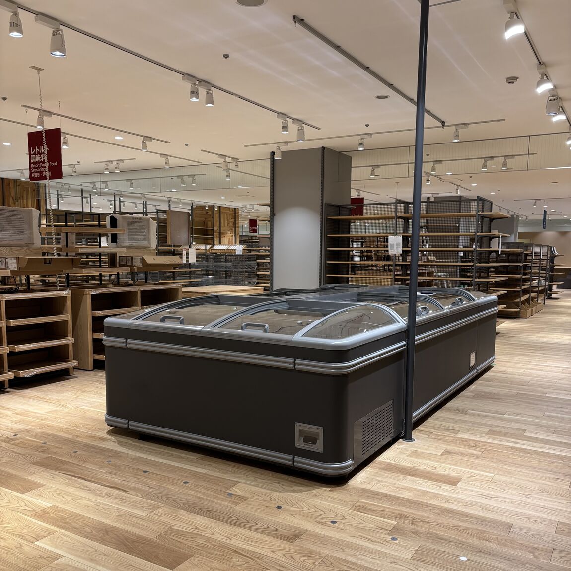 【メグリア本店】商品陳列がスタートします。