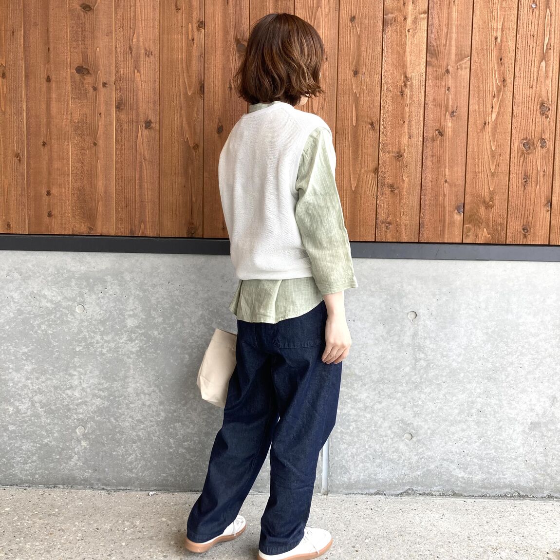 スタッフ着用後ろ