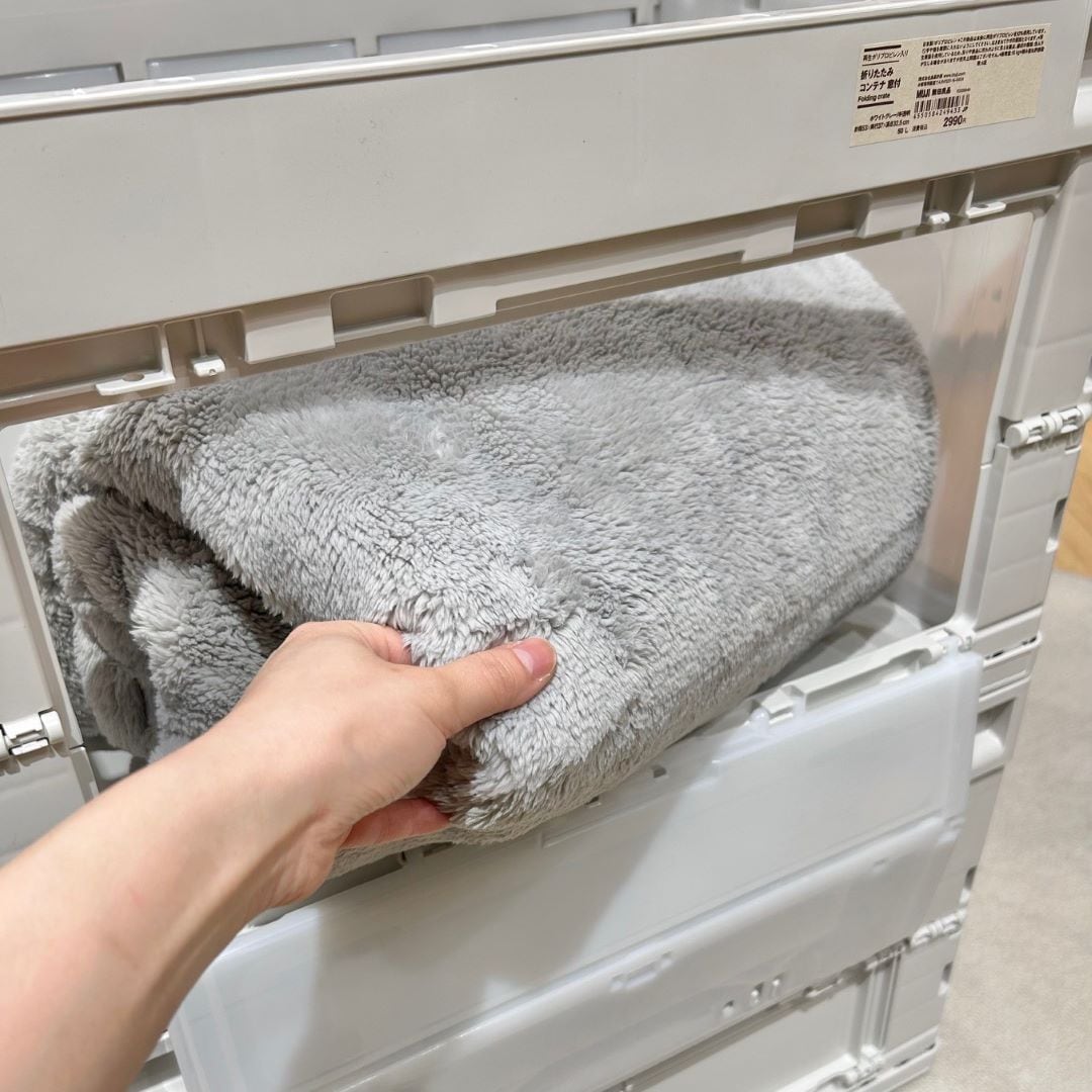 コンテナ取り出してる画像