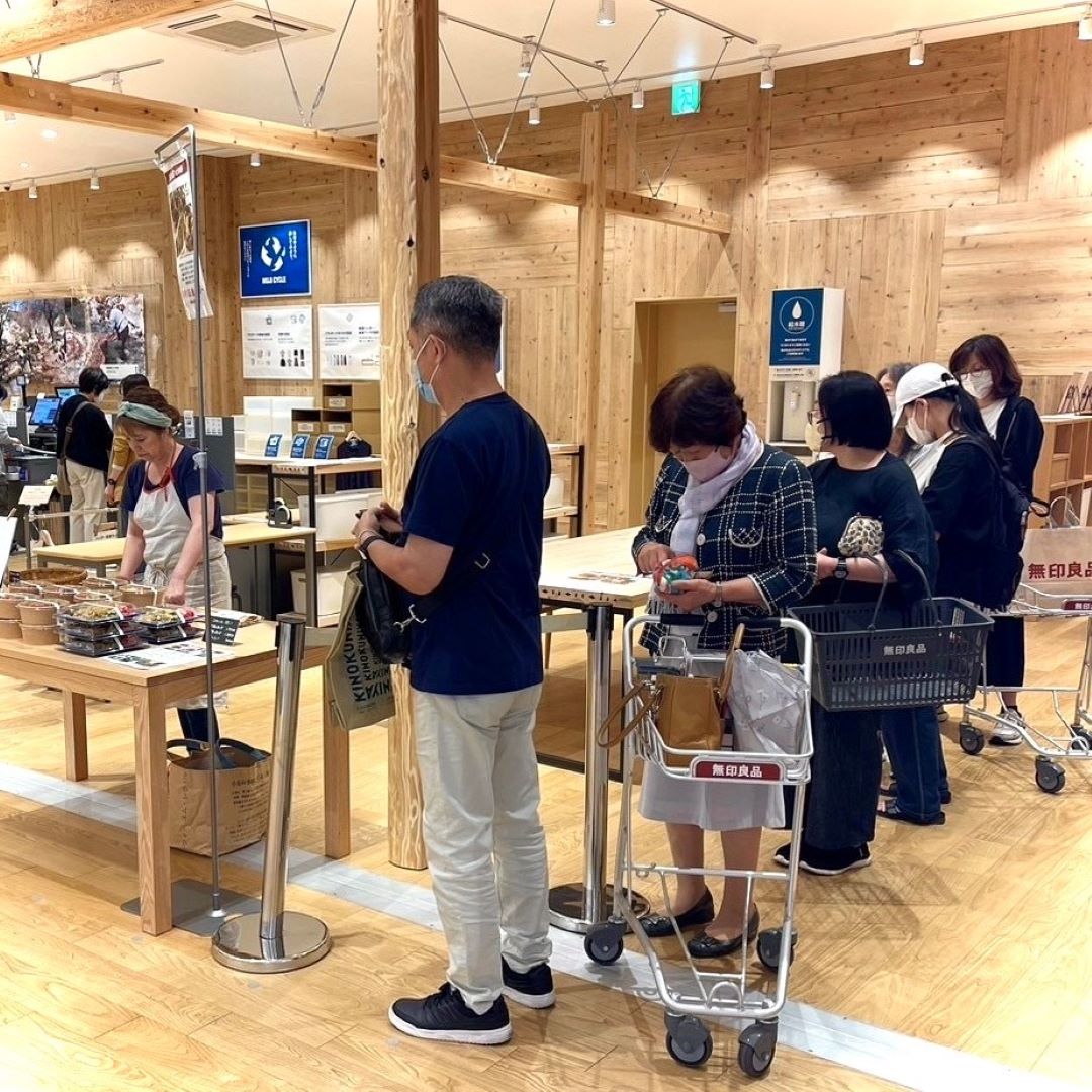 おもや販売待ち列の写真